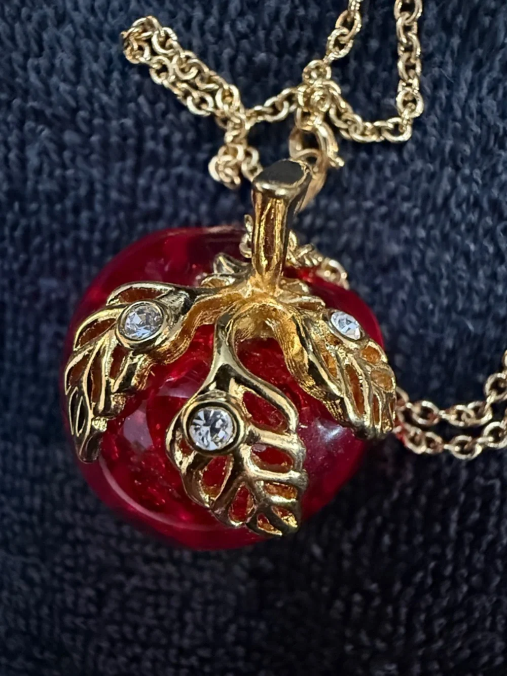 Vintage Avon Gold-Tone Red Lucite Apple Pendant Necklace - Picture 7 of 9